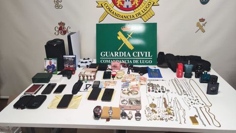 El botín requisado por la Guardia Civil de Lugo incluía perfumes, joyas y bolsos.