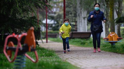 Un nio protegido con una mascarilla corre esta maana por un parque de la ciudad de Valladolid 
