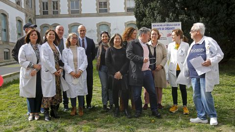 Miembros de asociaciones, autoridades y trabajadores sanitarios, este mircoles, en el monumento al donante de Pontevedra