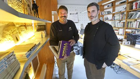 Alberto Reiriz y Vicente Pillado, de NAN Arquitectos, en su estudio de Pontevedra