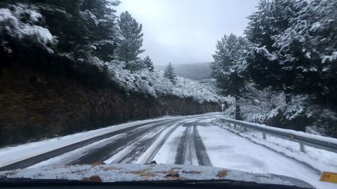 La carretera que une Folgoso do Courel con Quiroga fue uno de los viales afectados por las nevadas
