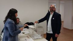 El portavoz del BNG, Efrn Castro, votando en las elecciones municipales