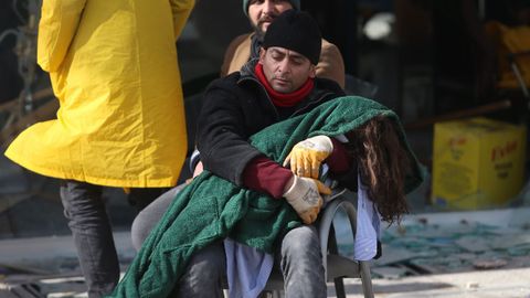 Un hombre sostiene en brazos el cadáver de su hija tras ser liberado de los escombros en la ciudad turca de Kahramanmaras