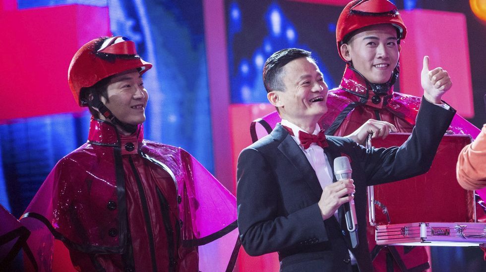Jack Ma, el presidente del gigante chino alibaba, saluda al pblico durante una gala televisada con motivo del festival de compras.