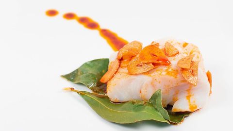 A la gallega. En Galicia, dada la cercanía con Portugal, se le da gran importancia a la calidad de las tajadas de bacalao.