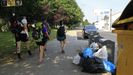 La ciudad amaneció el domingo con contenedores tirados y con bolsas de basura sin recoger