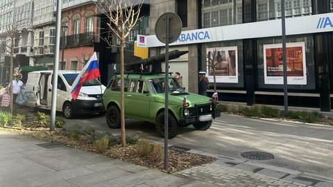 La carroza con la bandera rusa y un misil