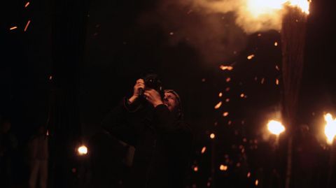 Un fotgrafo junto a las fachas en llamas, la noche de este 7 de septiembre en Castelo (Taboada)