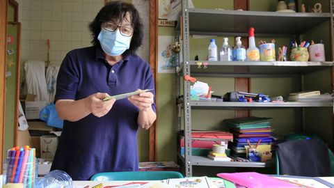Pilar Castedo, profesora del taller de pintura y cermica, en una clase reducida con tres usuarios