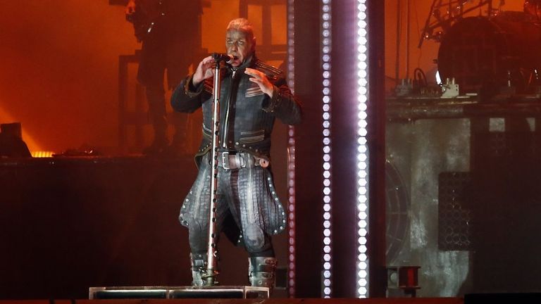 El vocalista de Rammstein, Till Lidemann, que ha sido acusado de abusar sexualmente de decenas de mujeres