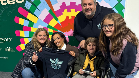 Javi y su familia posan sonrientes con la cantante Chanel Terrero, quien se ha sumado ya a la causa