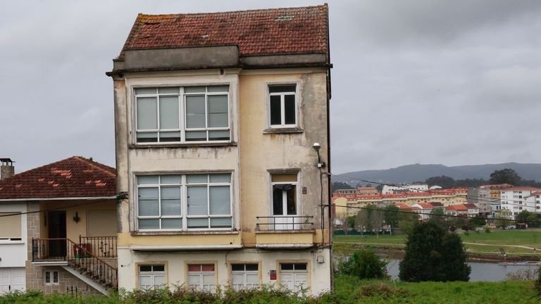 «Duermen de día, delinquen de noche»: la casa okupa de Xuvia con sistema antirrobos