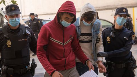 Dos de los doce detenidos del grupo de pasajeros magrebíes que escaparon de  un avión que aterrizó de emergencia en Palma de Mallorca.