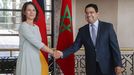 La ministra de Asuntos Exteriores alemana, Annalena Baerbock, saludando este jueves al jefe de la diplomacia marroquí, Nasser Burita, en Rabat