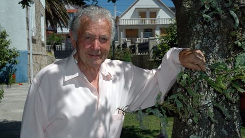 Imaxe de arquivo de Carlos Iglesias na horta da súa casa.