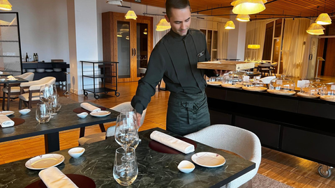 Antonio Mendaa trabaja como camarero