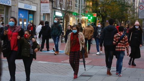 Gente portando mascarillas por las calles de Pontevedra 