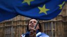 Una manifestante a favor de la permanencia en la Unin Europea ondea una bandera en el exterior del Parlamento britnico