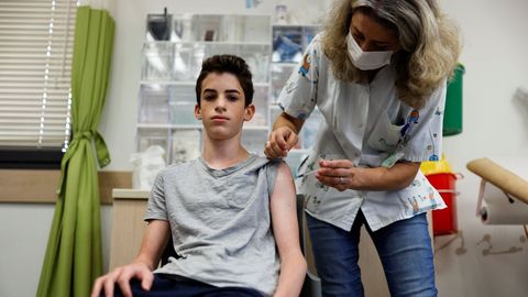 Un adolescente recibe la vacuna del covid en Israel
