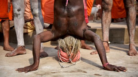 Un hombre hindú practica yoga en el Día Internacional del Yoga 