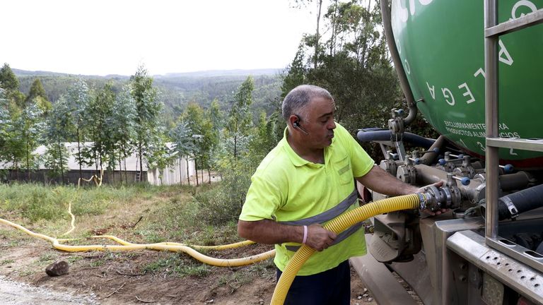Así sortea la sequía Val do Dubra: «Gastamos uns 1.500 euros semanais en cisternas de auga para a rede xeral»