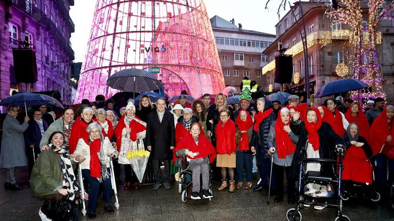 Mayores de las residencias de Vigo despiden la Navidad subidos a un taxi: «Se ilusionan cuando los llevamos»