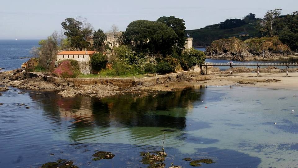 El castillo de Santa Cruz, hoy dedicado a la investigacin y divulgacin cientfica, es uno de los smbolos del ayuntamiento de Oleiros, adems de un enclave de gran belleza natural, pues est situado en un islote. Adems de un enclave estratgico en la defensa de la zona, sirvi como pazo vacacional a la escritora Emilia Pardo Bazn.