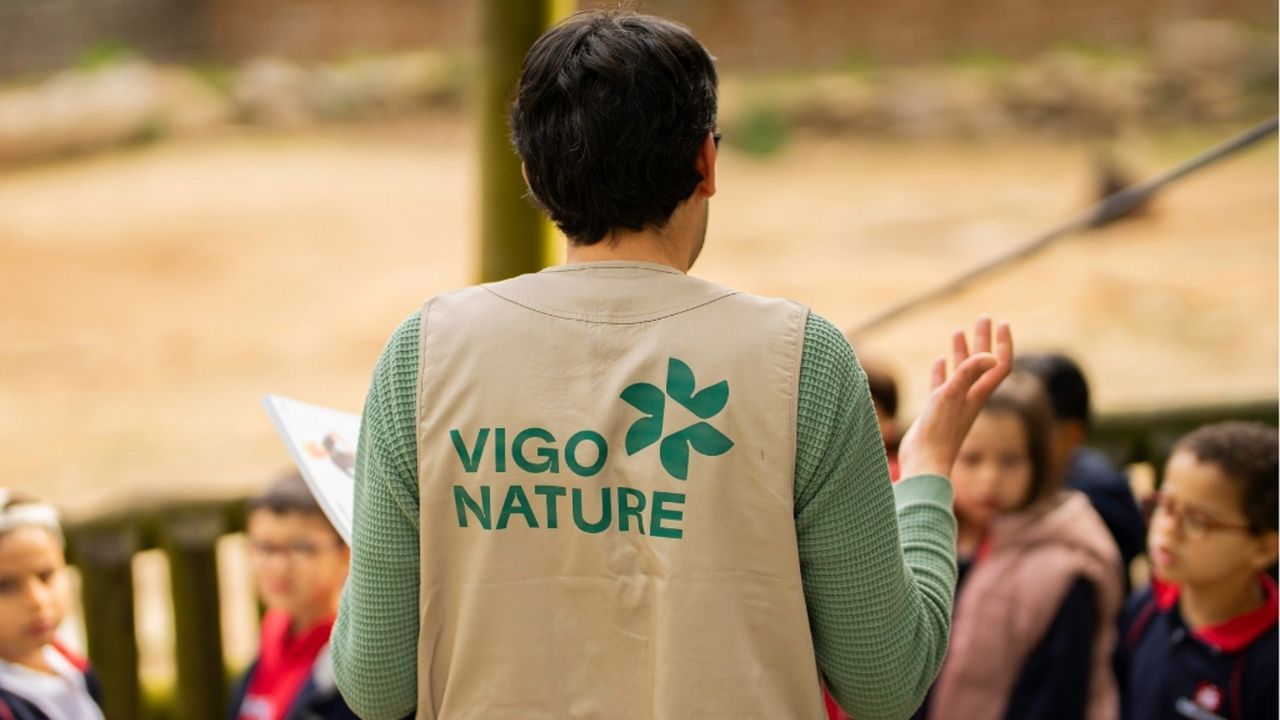 Dos trabajadores heridos al implosionar un silo de aceite de palma en el puerto de Vigo que dejó un vertido.Lupe Blanco regueifará hoxe en Camariñas