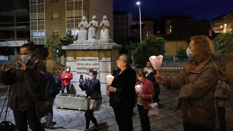 No hubo procesión de Fátima pero algunos fieles se dieron cita en torno a la imagen de la virgen en el atrio del templo de O Couto