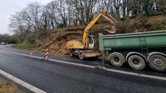 Un desprendimiento de tierra obliga a cortar la carretera del Río Rato, en Lugo