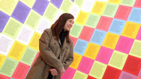 Jenny Holzer, ante sus Truismos, una de las obras que se pueden ver en la exposicin que el Museo Guggenheim dedica a la artista estadounidense