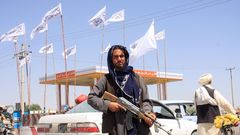 Las banderas blancas que identifican al emirato ondean en todo Afganistn