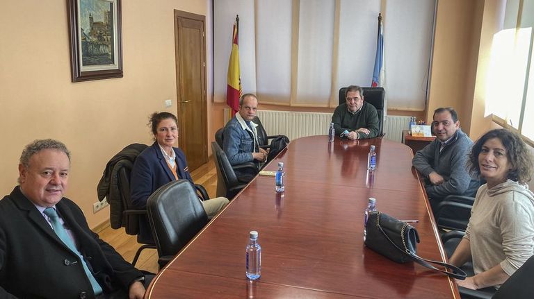 El alcalde. Gerardo Seoane, se reunió con representantes de supermercados de la villa