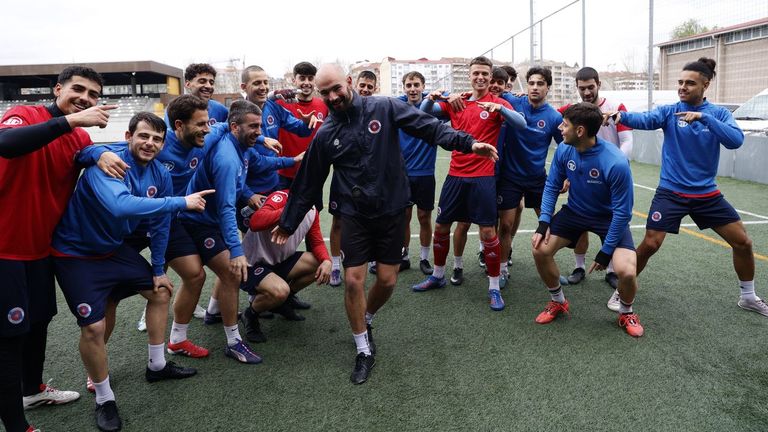 Héctor Otero festeja los triunfos de la UD Ourense bailando a ritmo de Eurovisión