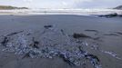 Miles de plets plsticos infestan la playa malpicana de As Torradas
