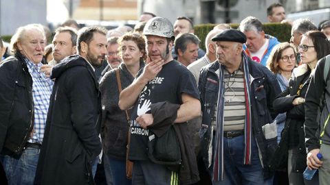 Numerosas personas congregadas a la espera de la llegada de los mineros a la Plaza Espaa