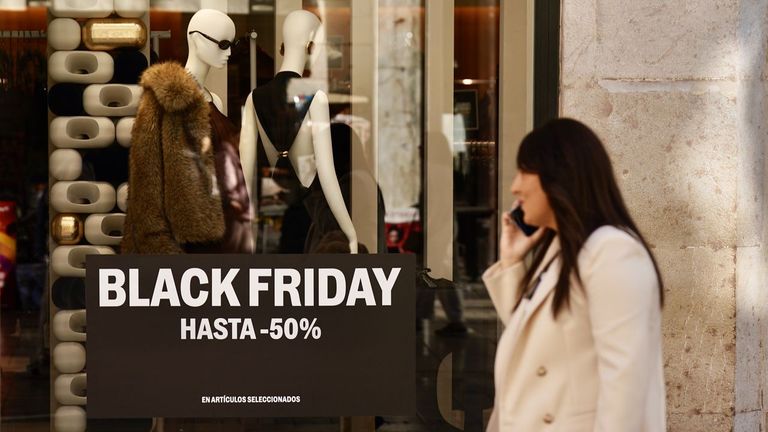 Consumo multa a siete empresas con 350.000 euros por falsas rebajas durante el Black Friday de hace dos años