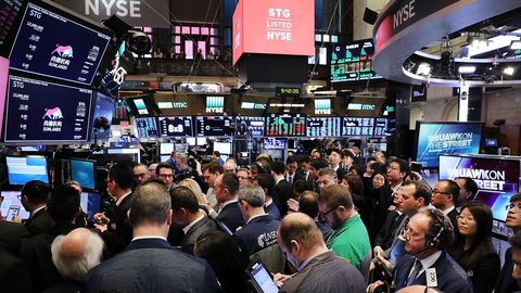 Agentes de bolsa trabajan en Wall Street. Hoy el ndice Dow Jones registra prdidas cercanas al 1% 
