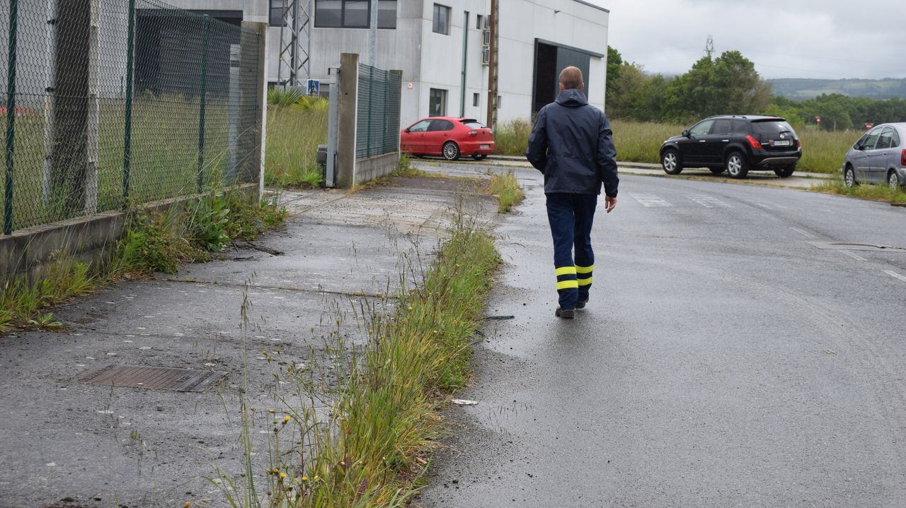 Las imgenes del deterioro del polgono industrial de Sarria.Os membros actuais do grupo vigus Desertores