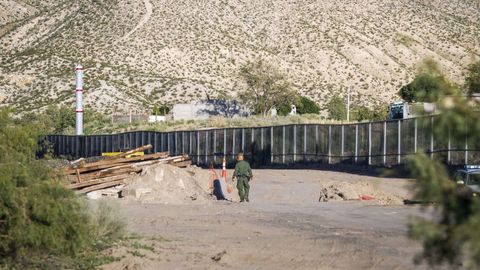 Muro de acero construido en Nuevo Mxico para el impedir el paso de inmigrantes