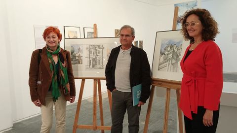 Santiago Catalán con los dibujos que dona al Museo Provincial y con la vicepresidenta provincial y la directora del museo