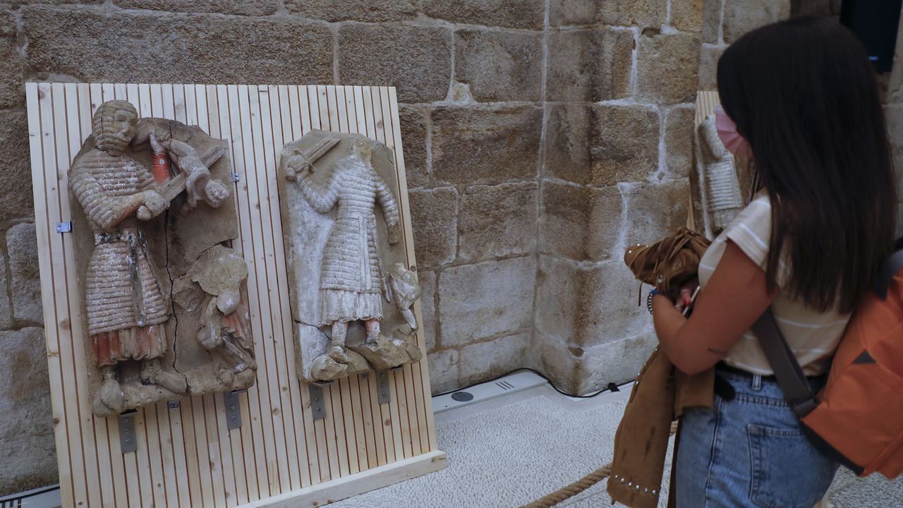 Agentes de la Polica Nacional de Lugo hicieron el Camino hasta Santiago en un solo da.Las piezas rescatadas pueden verse en la sala de armas del pazo de Xelmrez.