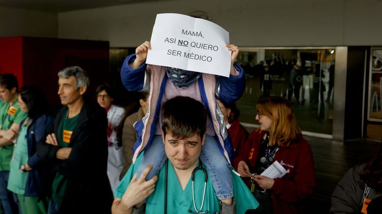 Galicia y otras comunidades piden la dimisión de la ministra de Sanidad por su conflicto con los médicos