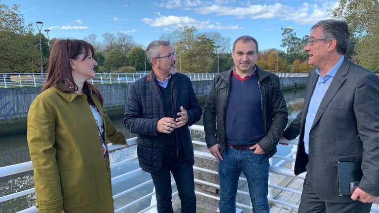 Un momento de la visita que realizaron los representantes de Ciudadanos al entorno del Piles