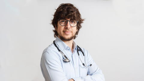 Enrique Esteve, médico internista especializado en enfermedades autoinmunes e inmunología reproductiva.