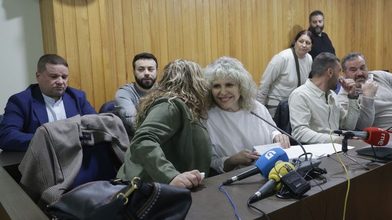 A la izquierda, los cuatro concejales del PP de Cambre que formarán el nuevo gobierno local. 