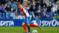 Djurdjevic y Carlos Hern�ndez luchan por un bal�n en el derbi del Tartiere