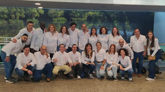 Adolfo, el primero por la izquierda arriba, con el equipo de la panader�a La Pintora de Nigr�n y Baiona que elabora el pan feo.