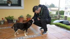 Juan Carlos y su perra, Kira, en el porche de su casa, en Barallobre