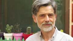 Carlos González es pediatra y autor de varios libros sobre crianza, alimentación y salud.